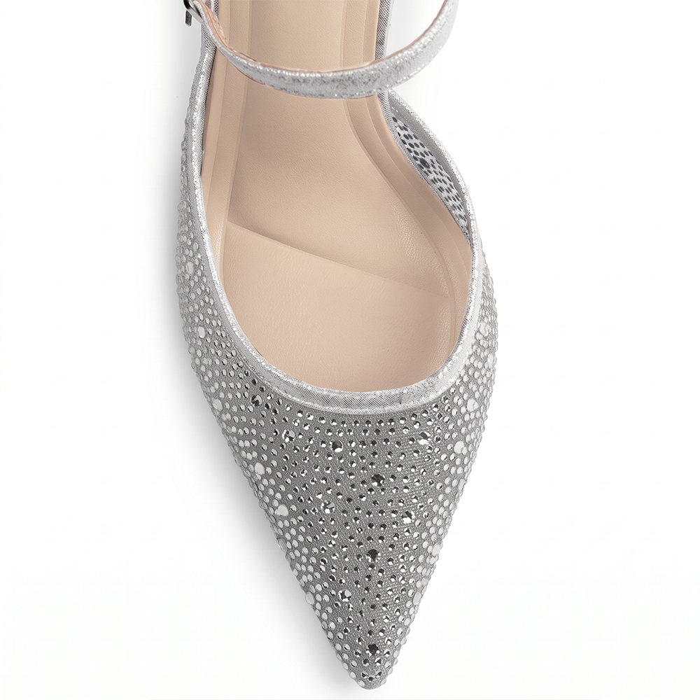 Vista del detalle en pedrería  de la zapatilla plateada tipo stiletto para dama con pulsera ajustable al tobillo y tacón medio 10cm