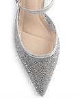 Vista del detalle en pedrería  de la zapatilla plateada tipo stiletto para dama con pulsera ajustable al tobillo y tacón medio 10cm