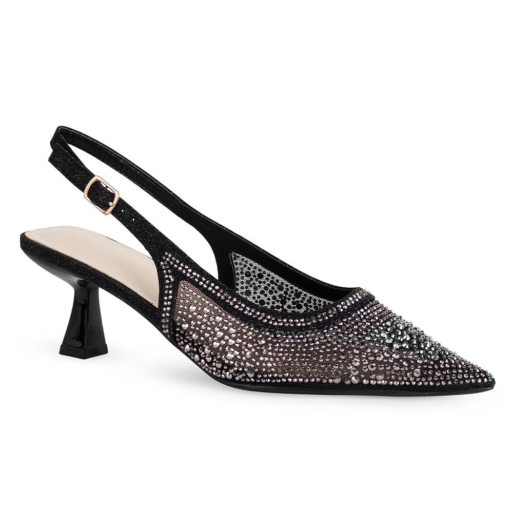 Vista diagonal en la zapatilla negra brillante con pedrería y punta fina para dama 