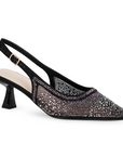 Vista diagonal en la zapatilla negra brillante con pedrería y punta fina para dama 