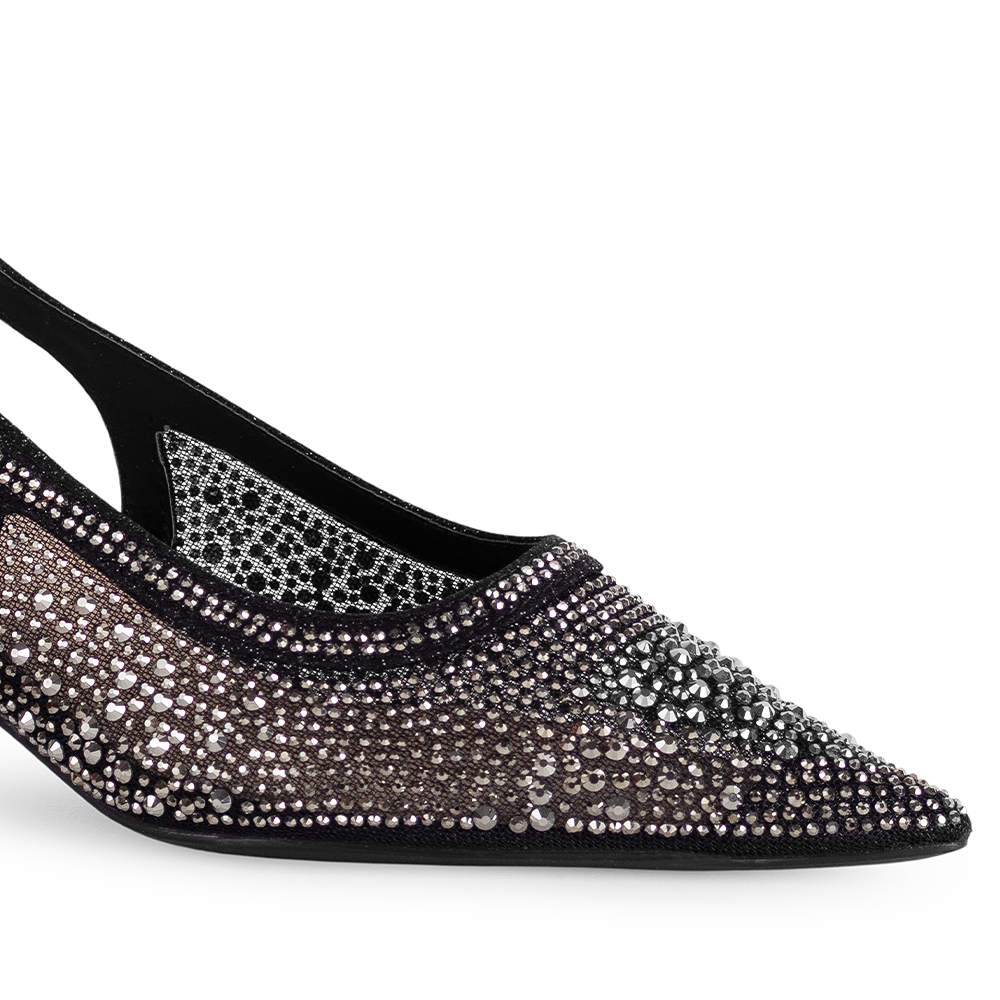 Detalle del material sintético en la zapatilla negra de fiesta para dama con tacón bajo 4cm  