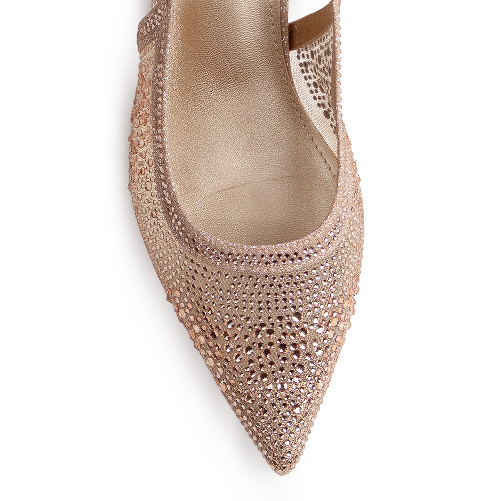 Vista del detalle en la punta fina de la zapatilla oro rosa con pedrería y tacón bajo 4cm 
