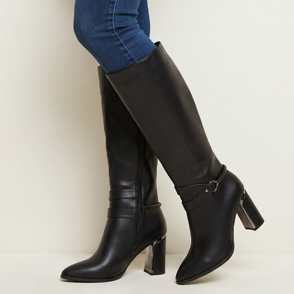 Botas negras para dama con punta fina, cierre funcional, herraje decorativo y detalle metálico en tacón medio 8cm.