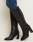 Botas negras para dama con punta fina, cierre funcional, herraje decorativo y detalle metálico en tacón medio 8cm.