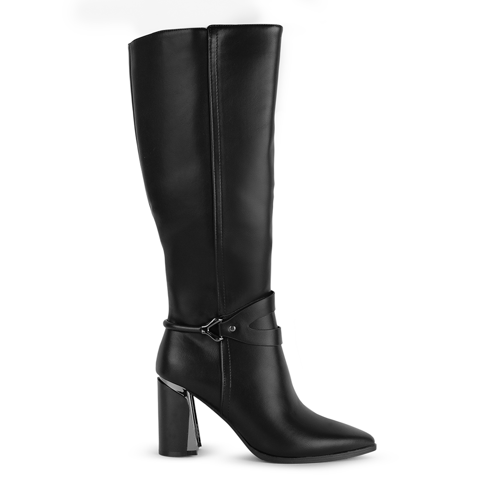 Vista lateral de la bota negra con punta fina herraje decorativo, detalle metálico en tacón medio 8cm para dama.