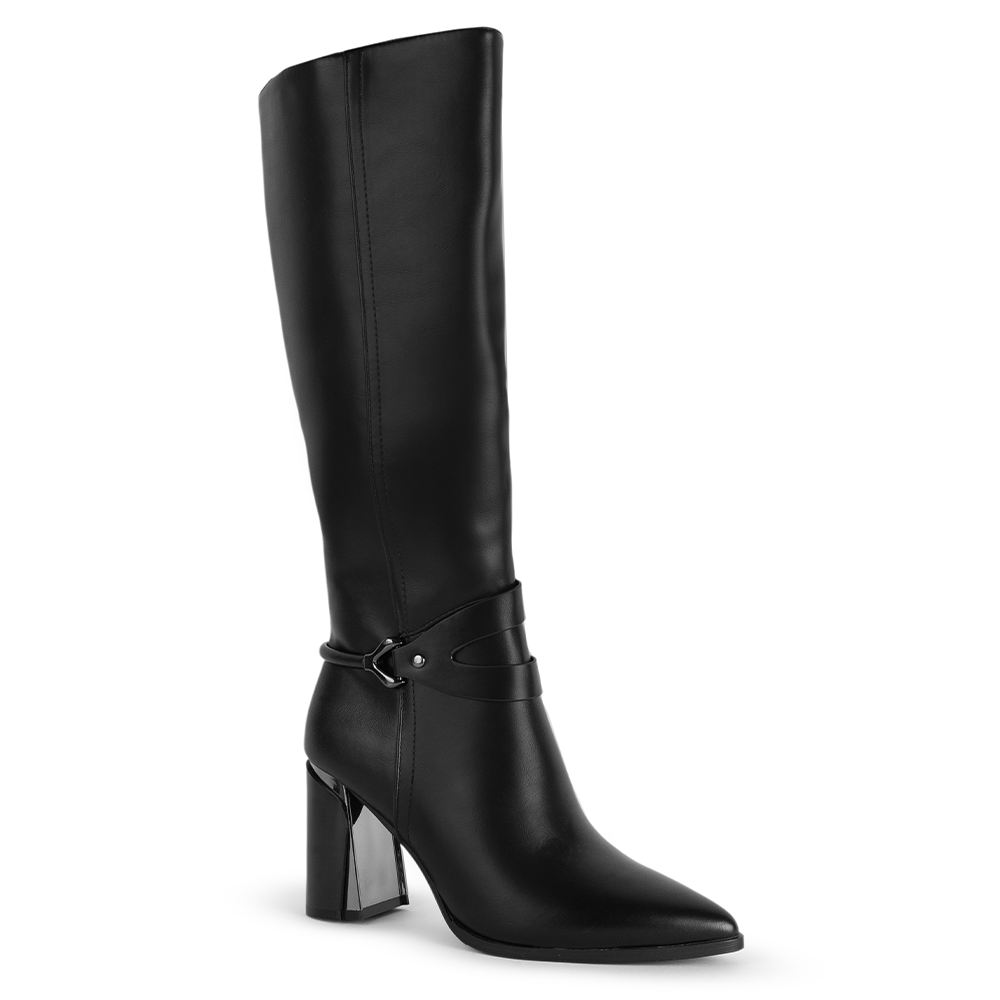 Vista diagonal de la bota negra con detalle metálico en tacón medio 8cm para dama y punta fina 