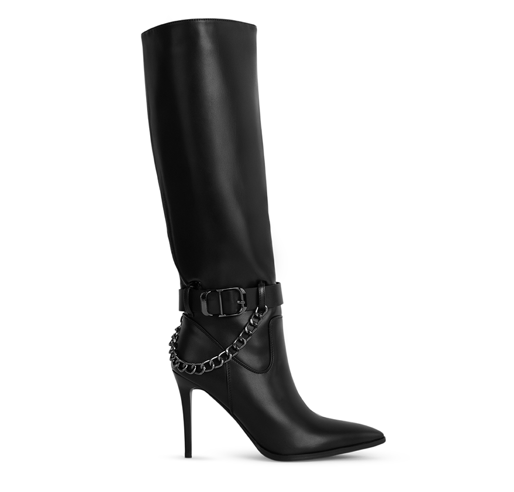 Vista lateral en la bota negra de punta, tacón delgado 10cm, cadena y correa decorativa para dama 