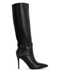 Vista lateral en la bota negra de punta, tacón delgado 10cm, cadena y correa decorativa para dama 