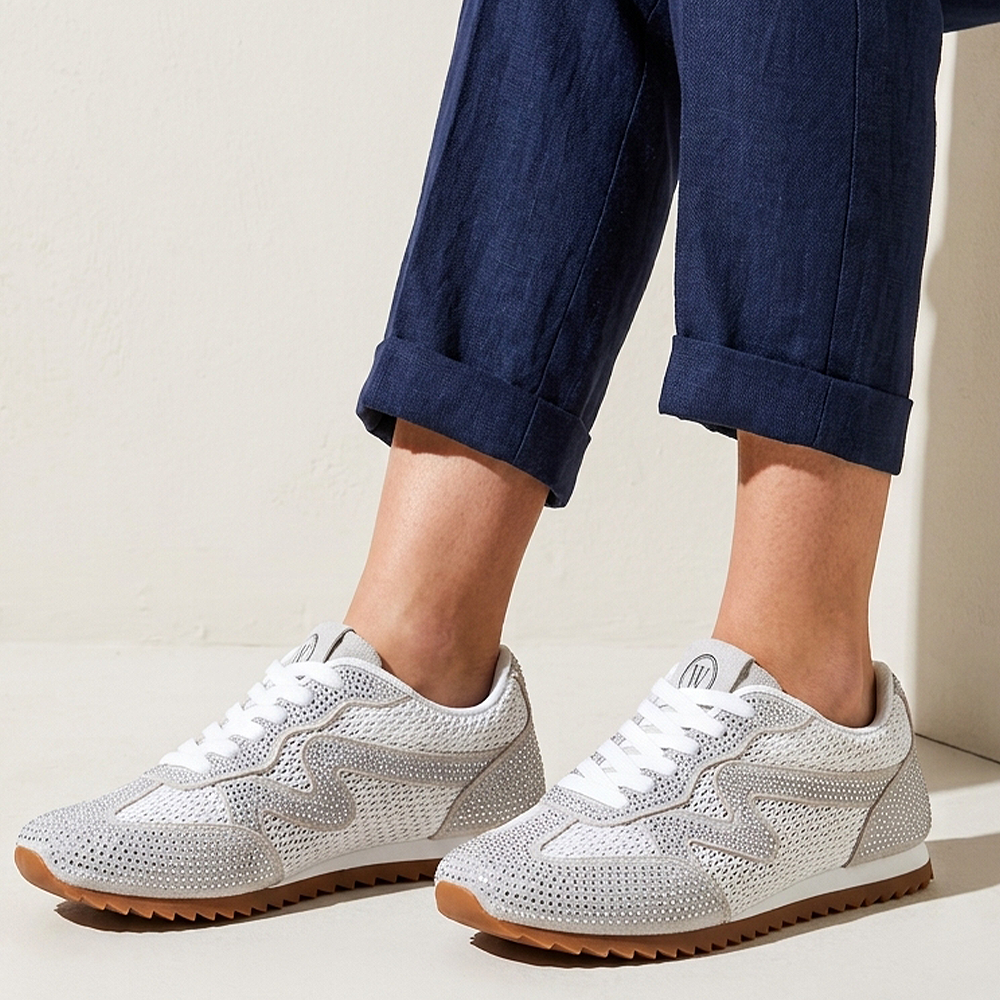 Tenis blancos con brillos, malla lateral y suela baja antiderrapante para dama 