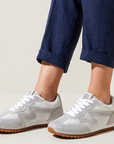 Tenis blancos con brillos, malla lateral y suela baja antiderrapante para dama 