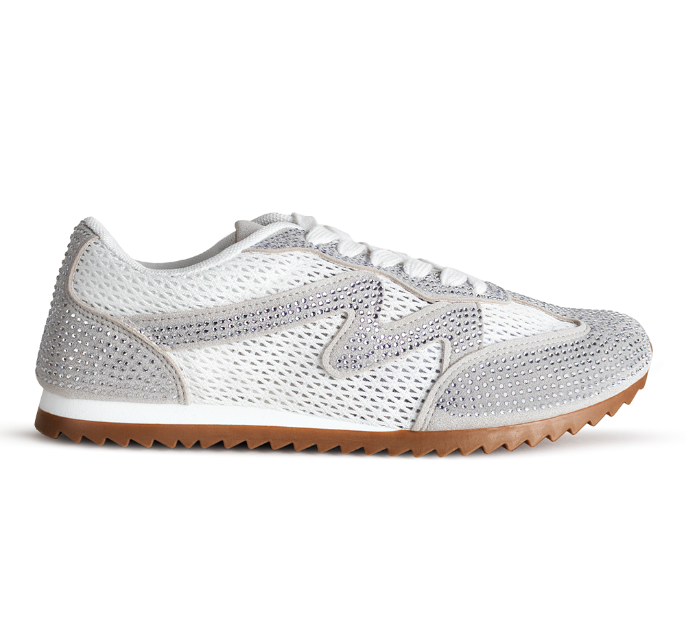 vista lateral de tenis blanco/gris para dama con brillos decorativos, malla y suela baja antiderrapante 
