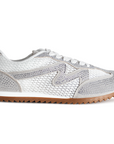 vista lateral de tenis blanco/gris para dama con brillos decorativos, malla y suela baja antiderrapante 