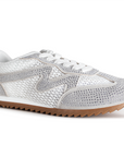 Vista diagonal de tenis blanco/gris para dama con brillos decorativos, detalles en malla, punta redonda y suela baja antiderrapante 