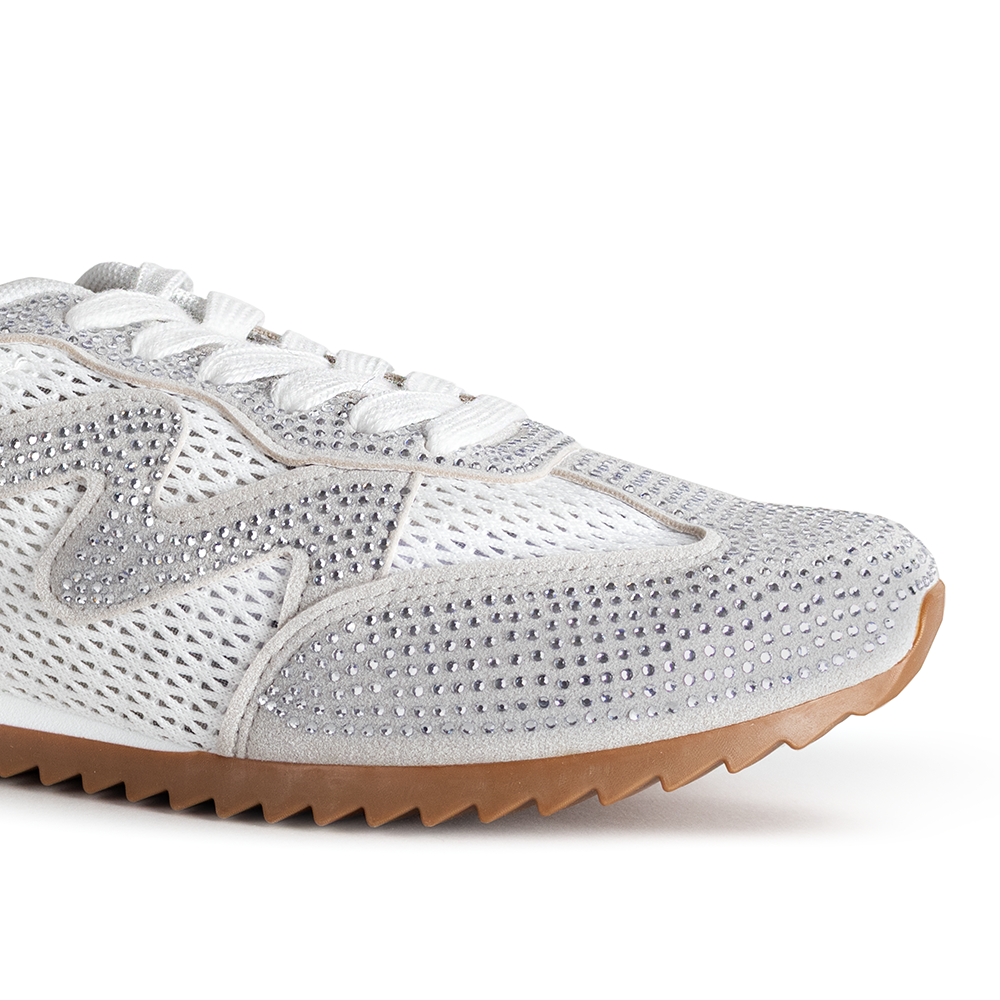 Detalle del material sintetico en tenis blanco/gris con malla y suela baja antiderrapante para dama 