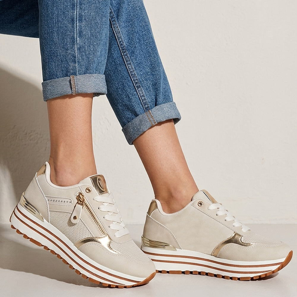 Tenis beige para dama con detalles metalicos y plataforma baja 5cm con suela antiderrapante 