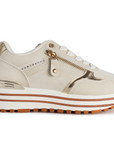 Vista lateral en tenis beige para dama con suela antiderrapante y plataforma baja 5cm 