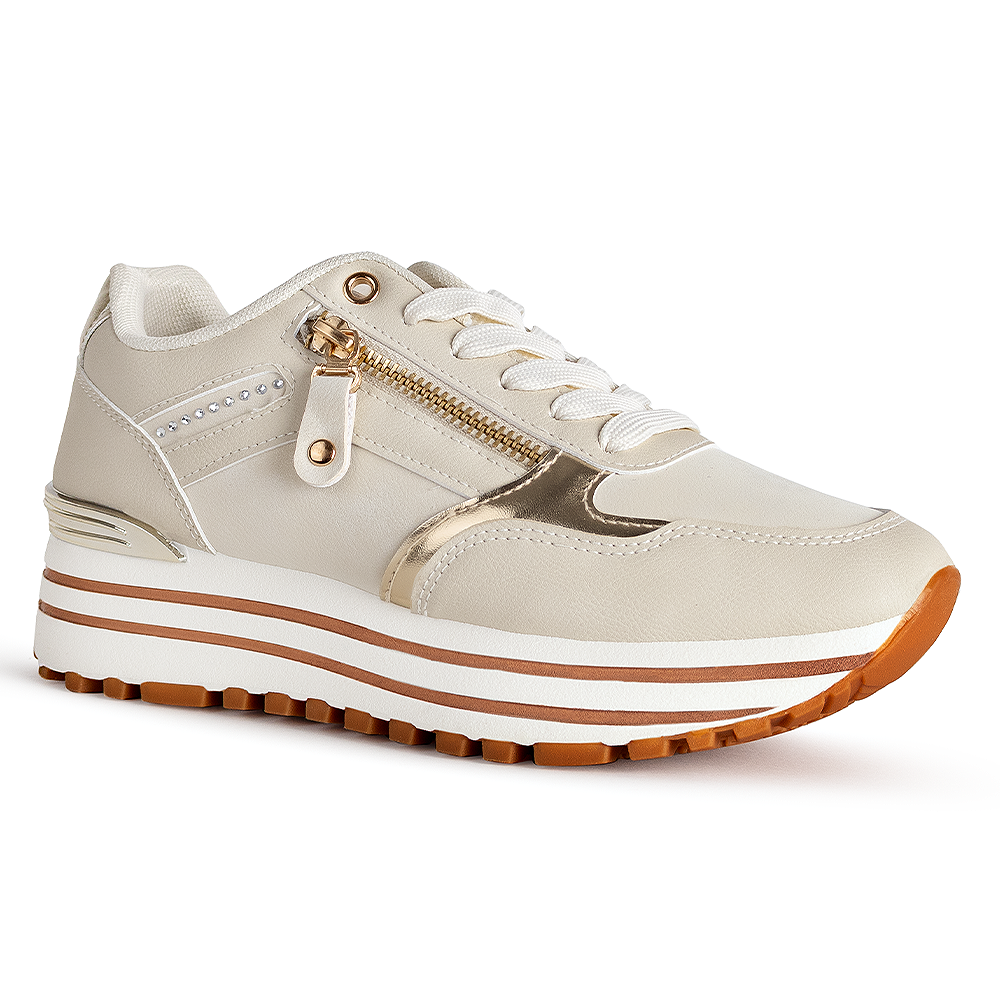 Vista diagonal en los tenis beige para dama con detalles metalicos y plataforma baja 5cm para dama 