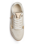 Vista superior en tenis beige para dama con detalles metalicos, punta redonda y plataforma baja 5cm