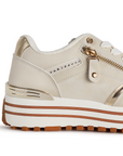 Vista trasera de la plataforma baja 5cm con suela antiderrapante en tenis beige y detalles metalicos 