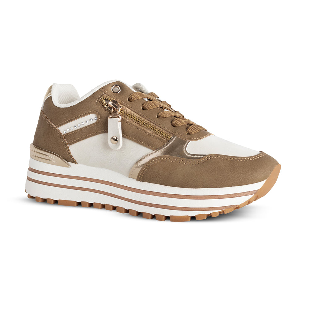 Vista diagonal en los tenis cafés para dama con detalles metalicos y plataforma baja 5cm para dama 