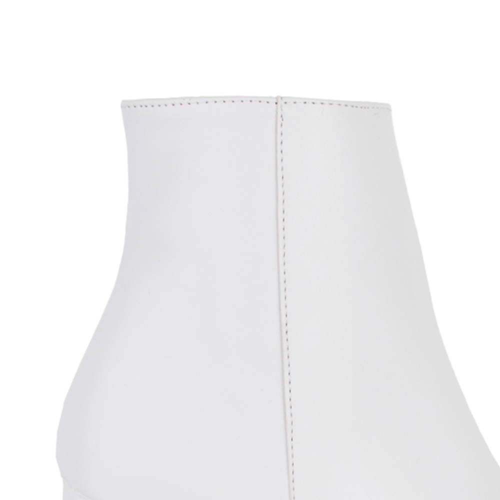 Vista de material cabra sintético en botín para mujer con corte recto al tobillo punta fina y tacón bloque 7cm en color blanco 