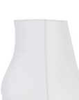 Vista de material cabra sintético en botín para mujer con corte recto al tobillo punta fina y tacón bloque 7cm en color blanco 
