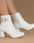 Botines beige para dama con herraje metálico y tacón medio 7cm 
