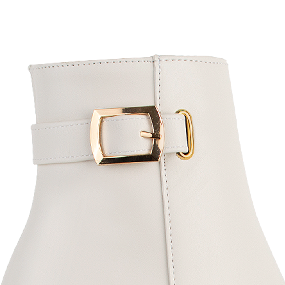 Vista del detalle en herraje metálico del botín beige con tacón medio 7cm para dama  