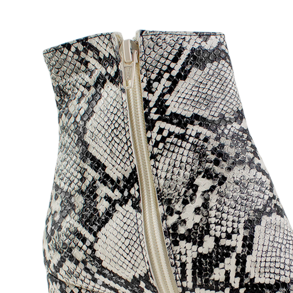 Vista de estampado animal print de serpiente material sintético en botín para mujer con corte recto al tobillo punta fina y tacón bloque 7cm en color beige con negro