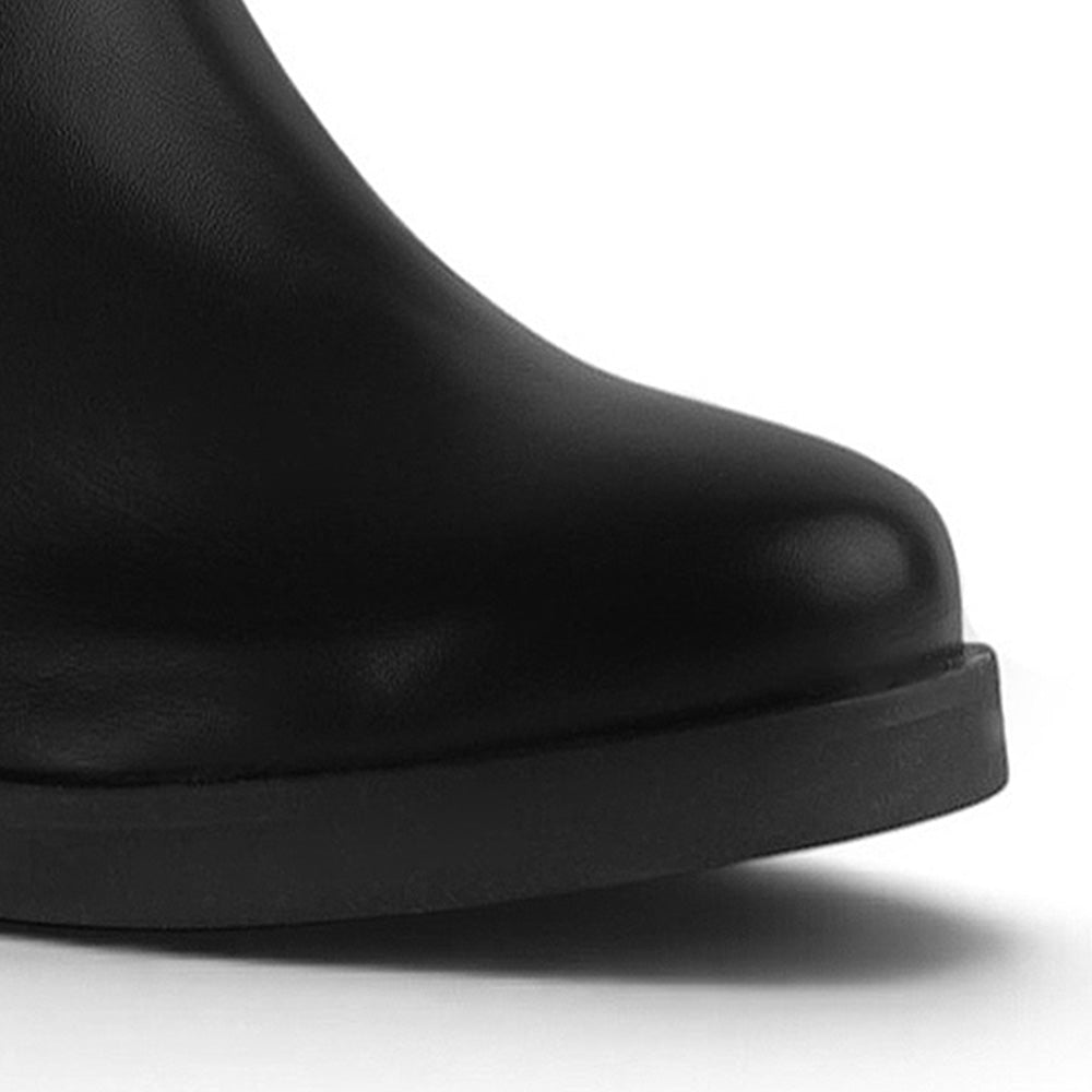 Detalle del material sintético en el botín negro para dama con tacón medio 8cm.