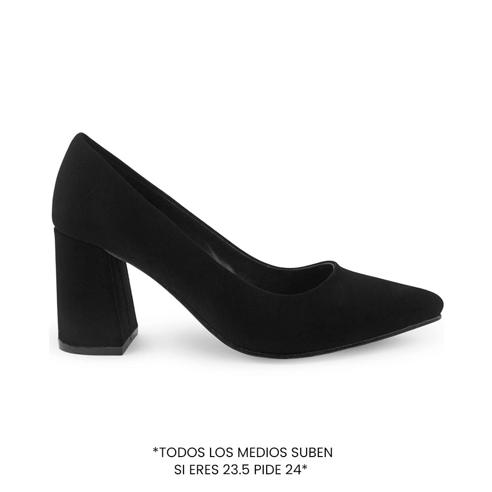 Vista lateral de zapatilla negra para mujer con punta fina cerrada y tacón ancho de 7cm