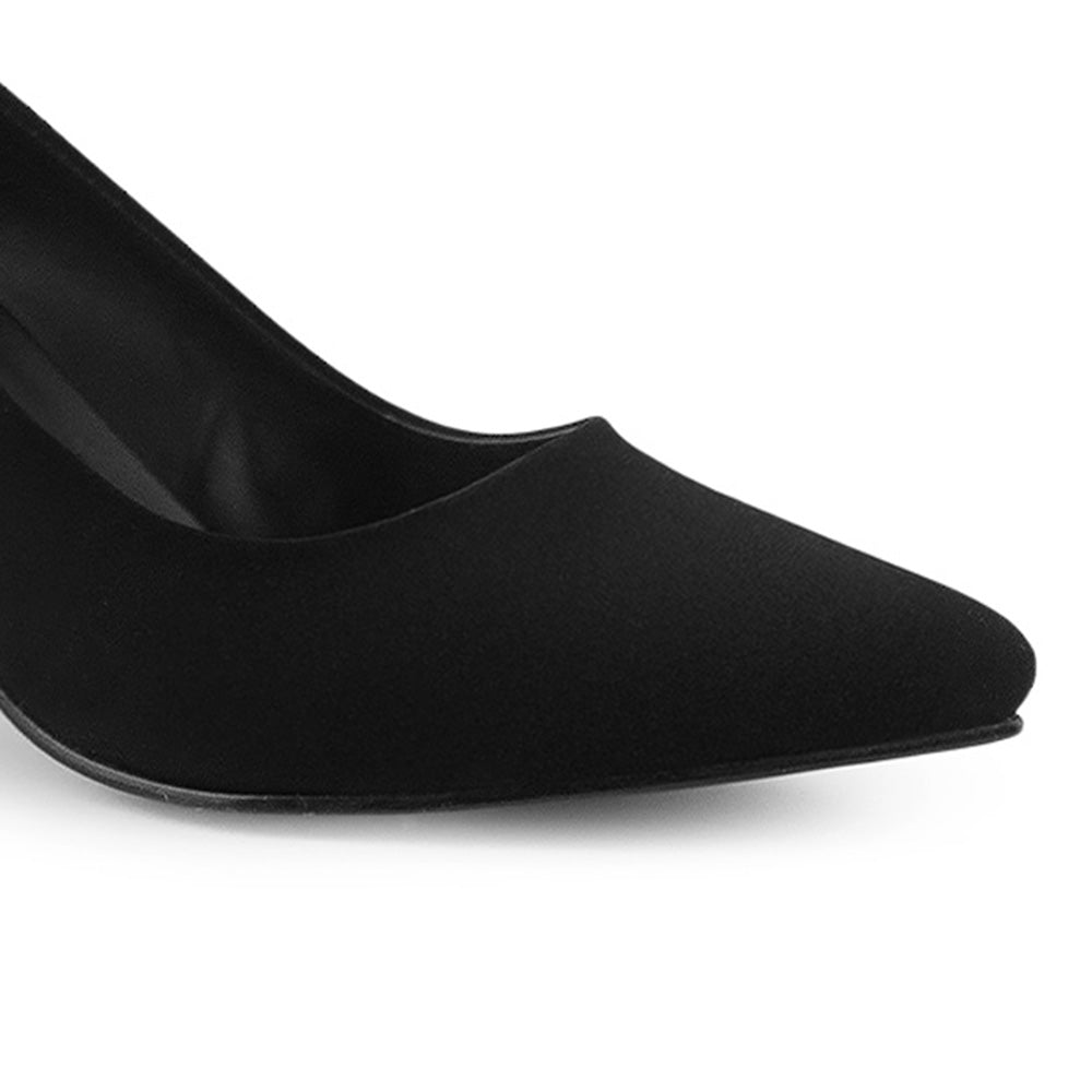 Vista a detalle de zapatilla clásica negra para mujer con punta fina y tacón bloque de 7cm