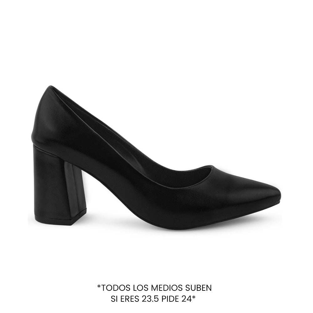 Vista lateral de zapatilla negra para mujer con punta fina cerrada y tacón ancho de 7cm