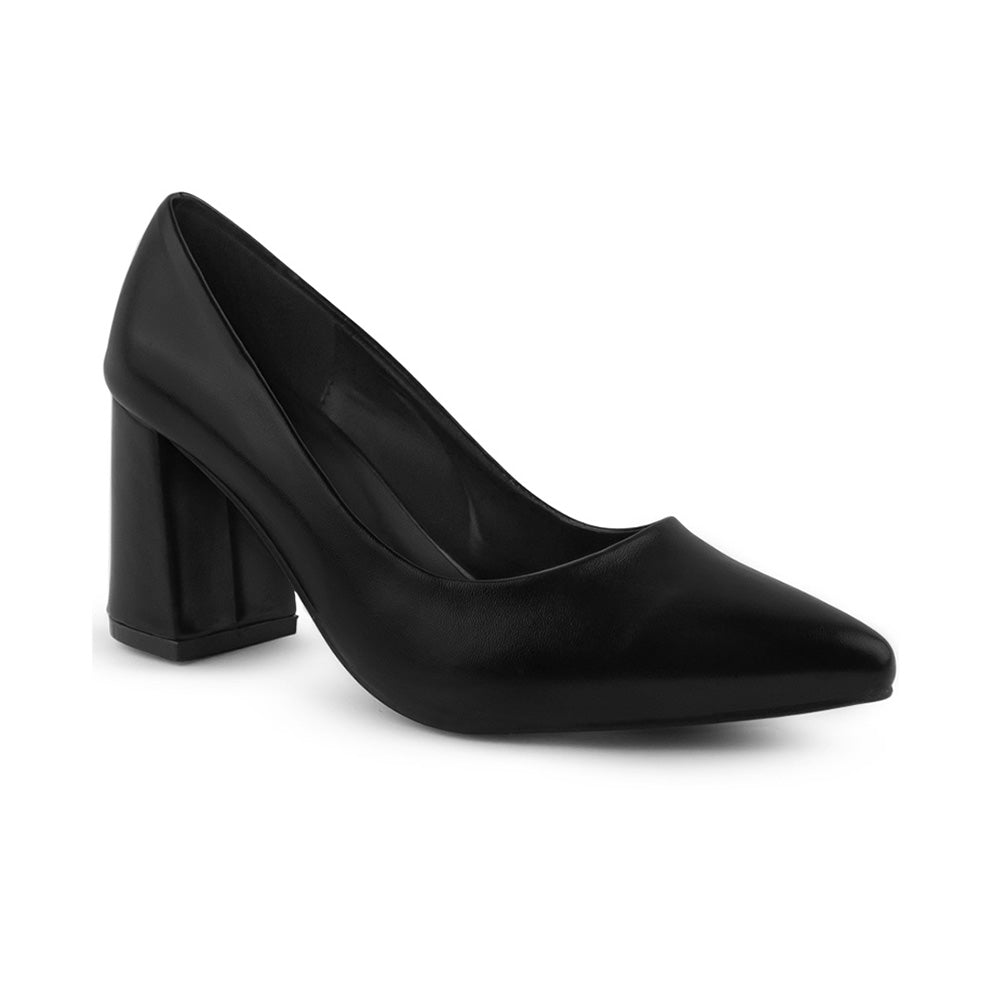 Vista diagonal de zapatilla clásica para mujer con punta cerrada y tacón ancho de 7cm color negro