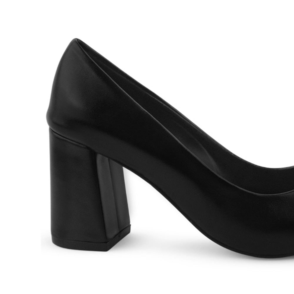 Vista trasera de tacón ancho de 7cm en zapatilla negra para mujer 