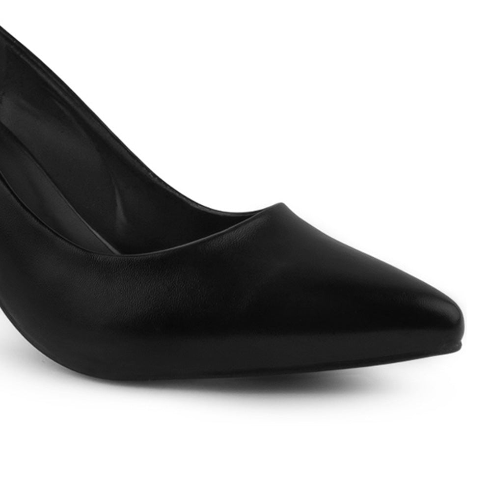 Vista a detalle de zapatilla clásica negra para mujer con punta fina y tacón bloque de 7cm