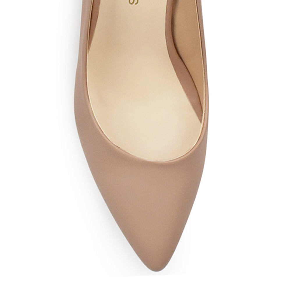 Vista de material cabra sintético en zapatilla clásica para mujer con punta fina cerrada y tacón bloque de 7cm en color maquillaje 