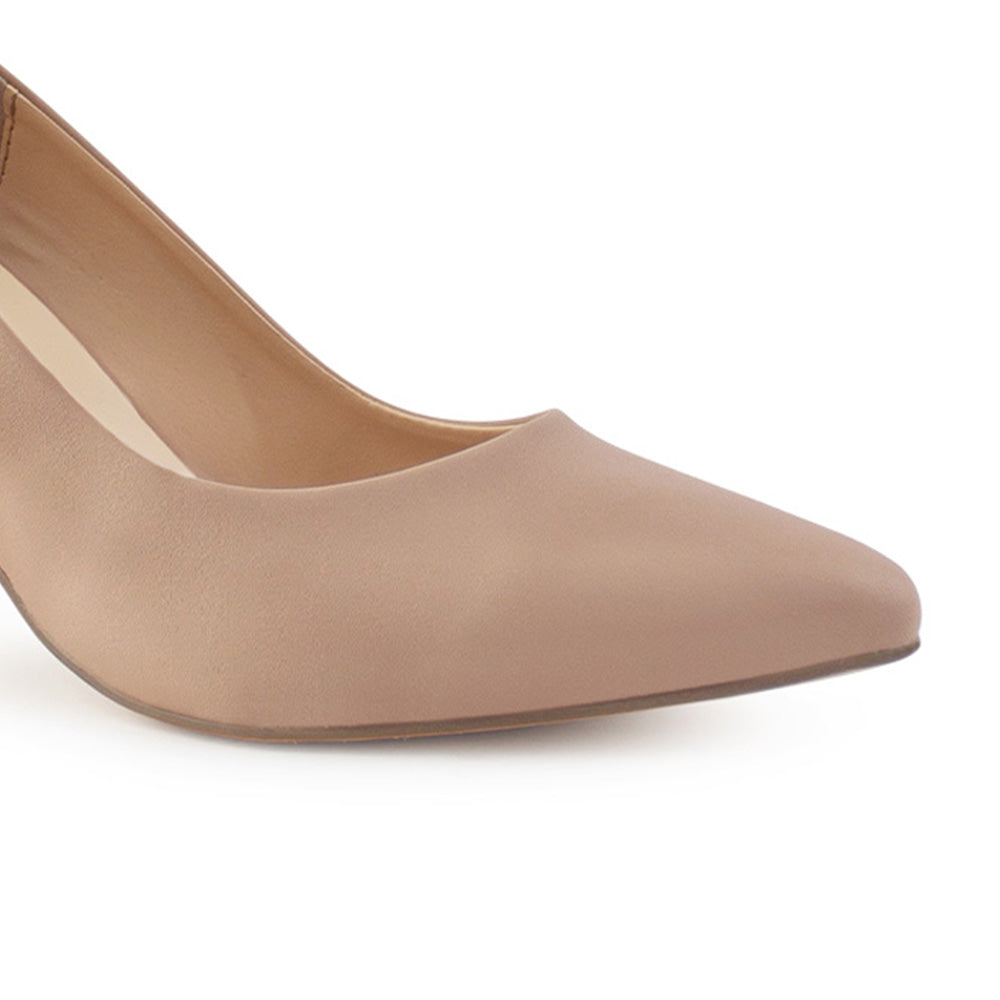 Vista a detalle de zapatilla clásica maquillaje para mujer con punta fina y tacón bloque de 7cm