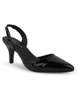 vista diagonal de las zapatillas negras de dama destalonadas de charol con tacón medio 8cm y punta fina