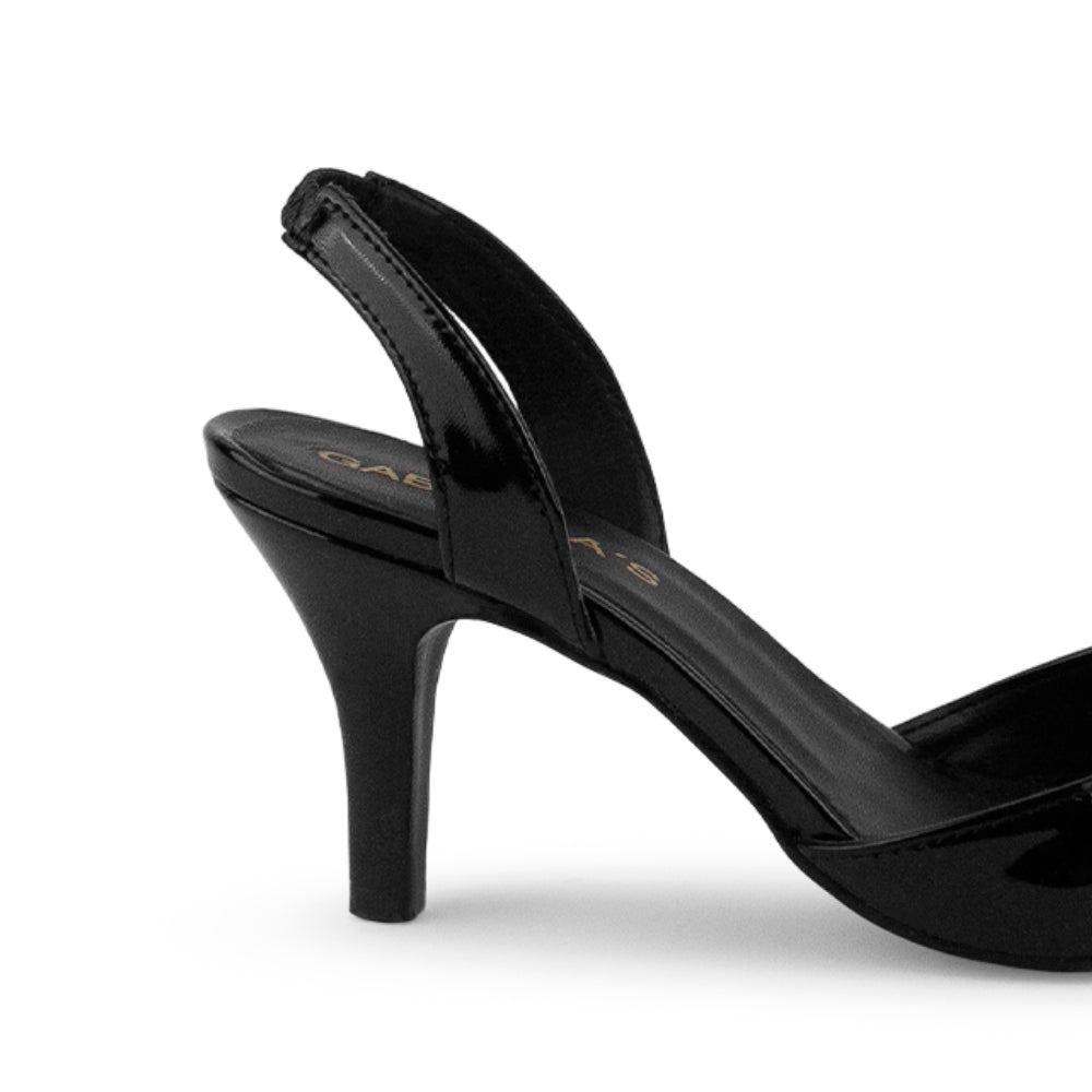 vista trasera del tacón medio 8 cm de las zapatillas negras de charol con punta para dama 