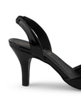 vista trasera del tacón medio 8 cm de las zapatillas negras de charol con punta para dama 