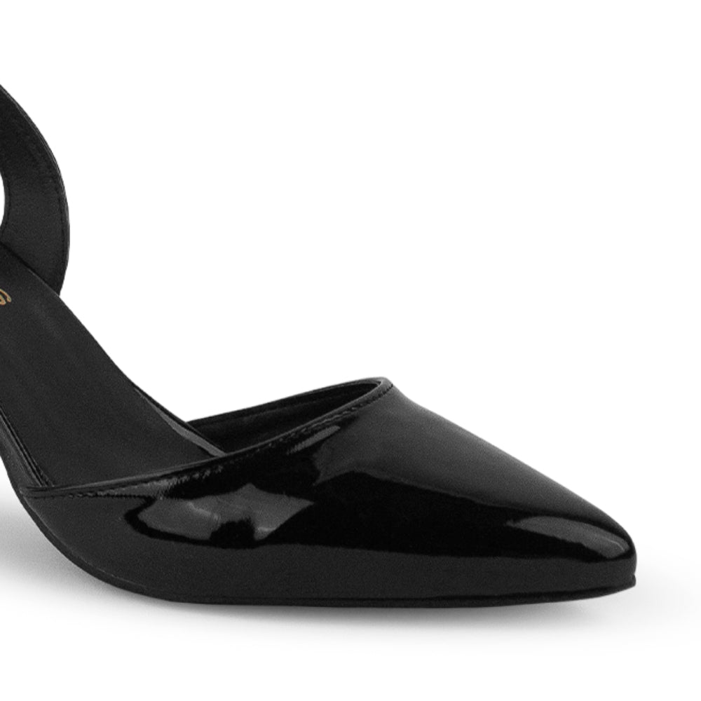 detalle del material charol en las zapatillas negras para dama con punta y tacón medio 8 cm