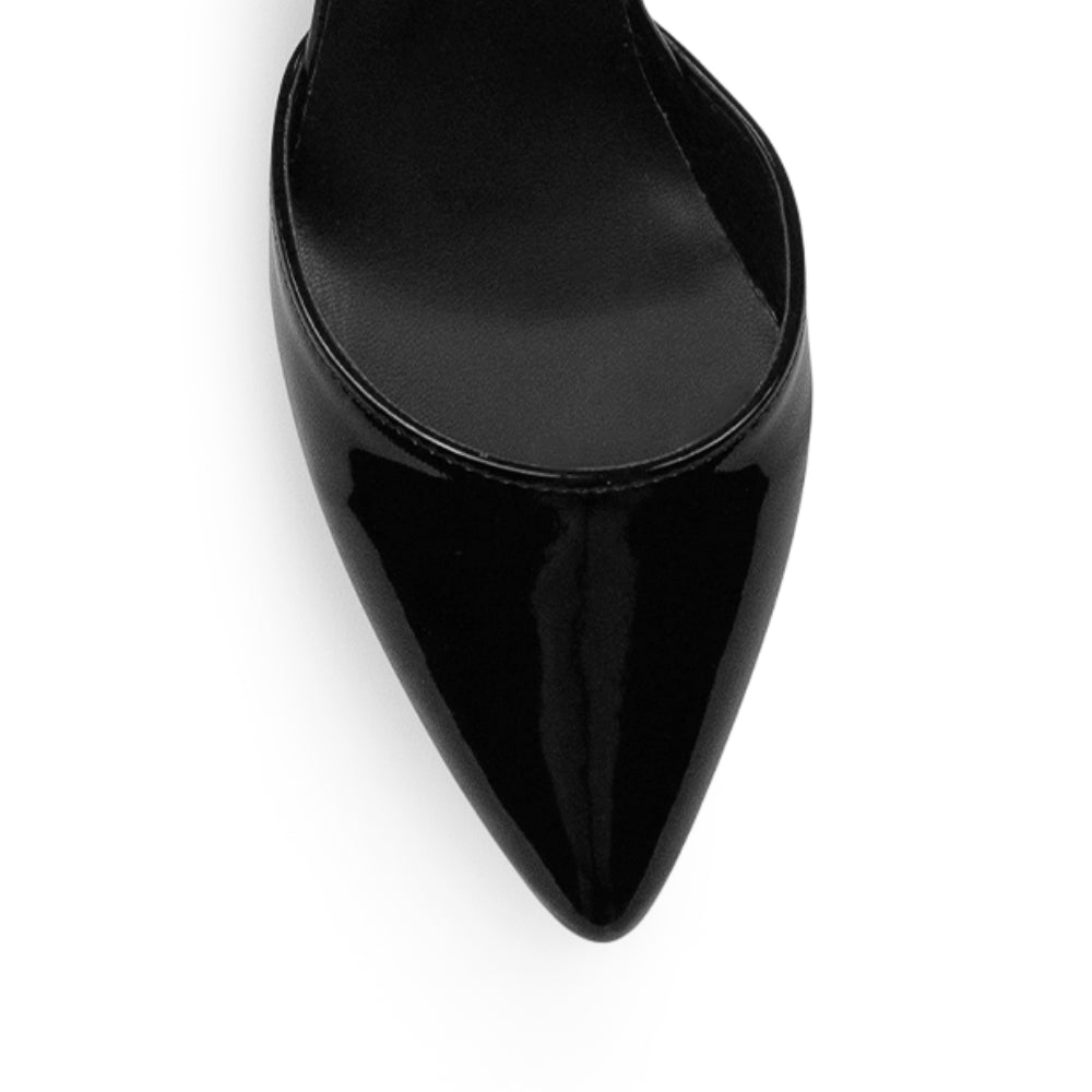 vista del detalle en punta fina de las zapatillas negras de dama con tacón medio 8 cm 