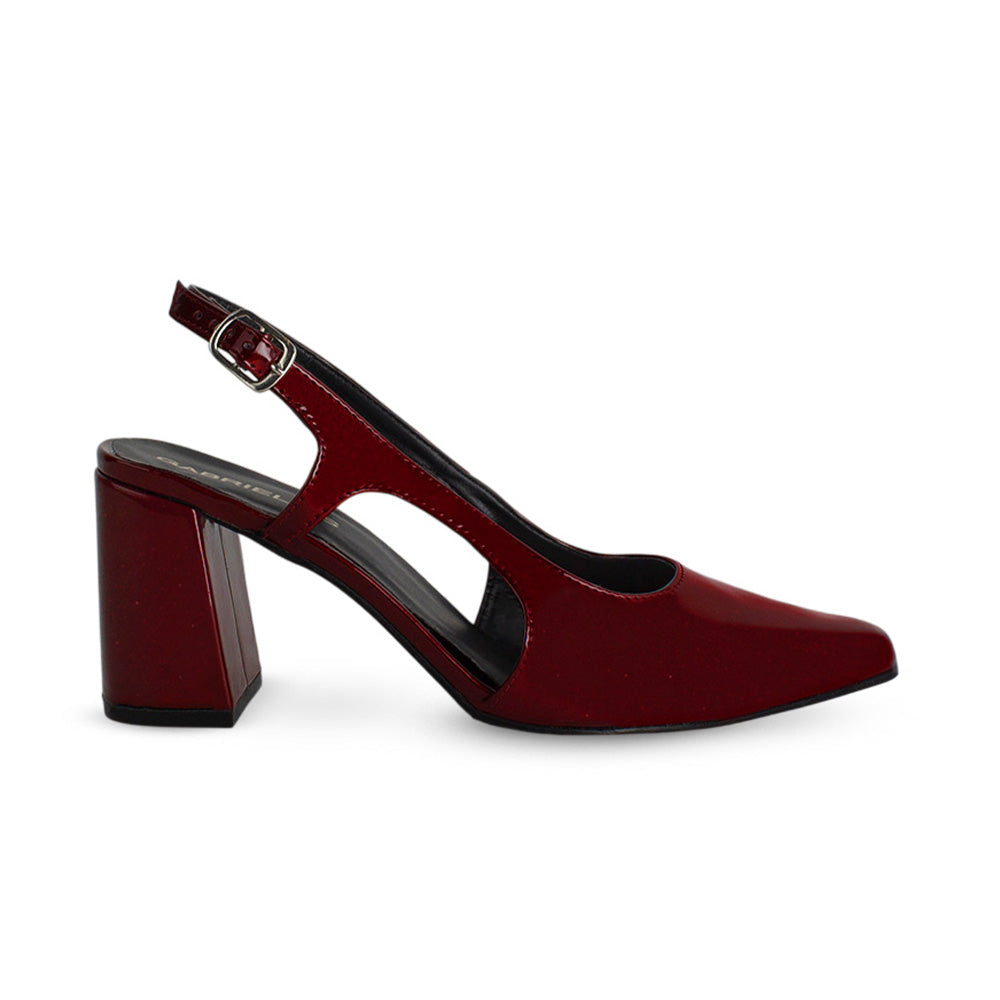 Vista lateral de zapatilla vino destalonada para mujer con tacón de 8cm y punta fina ajustable 