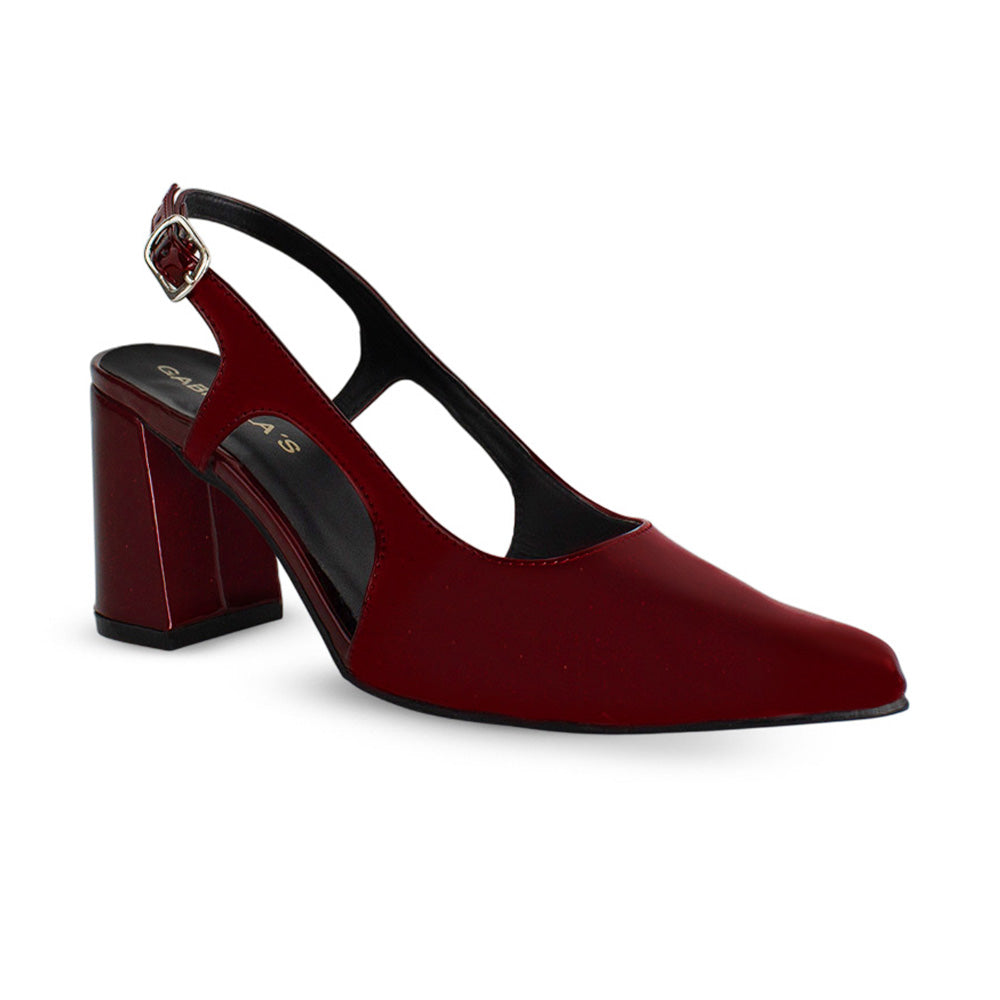 Vista lateral de zapatilla para mujer con hebilla ajustable y tacón medio de 8cm en color vino