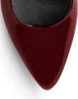Vista de material charol en zapatilla vino destalonada para mujer con tacón de 8cm y punta fina 