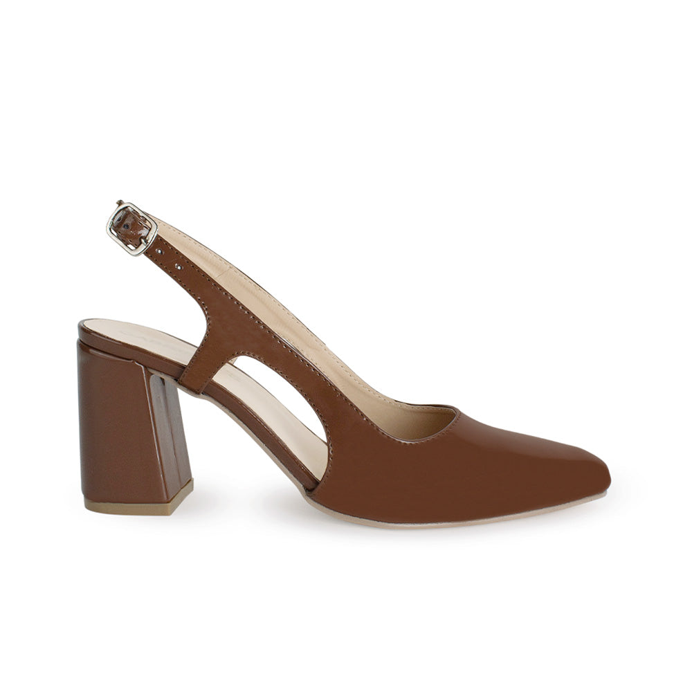 Vista lateral de zapatilla café destalonada para mujer con tacón de 8cm y punta fina ajustable 