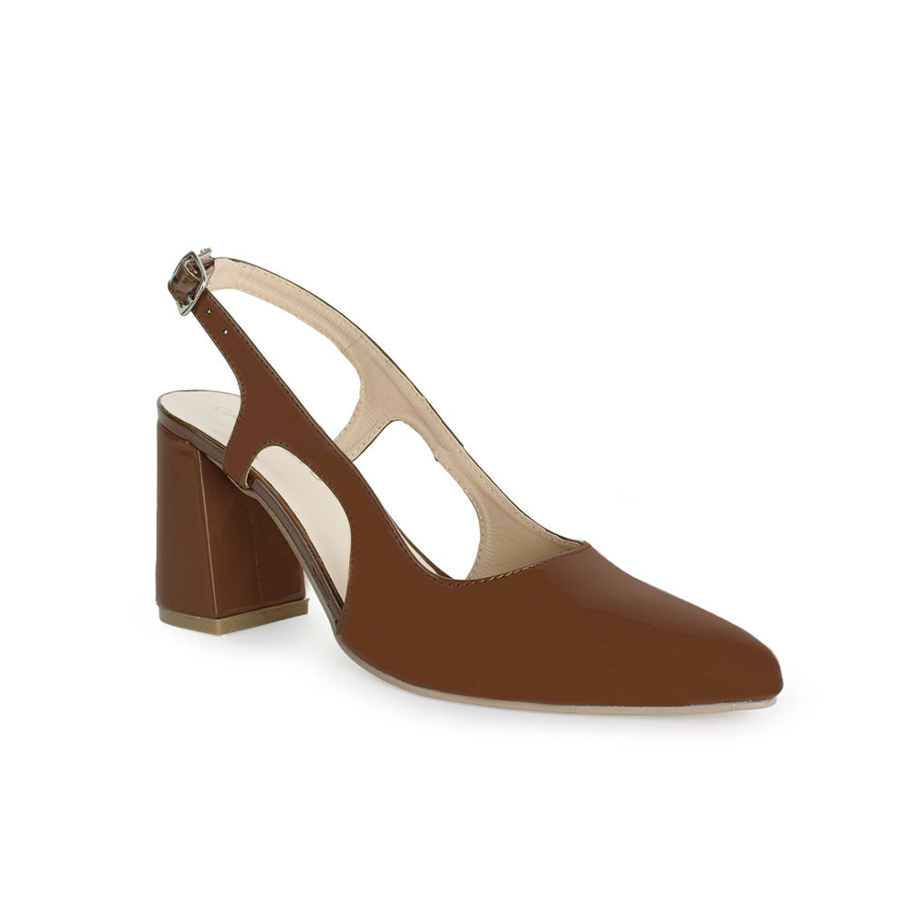 Vista lateral de zapatilla para mujer con hebilla ajustable y tacón medio de 8cm en color café