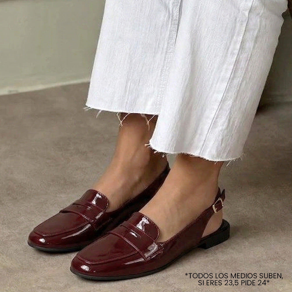 Flats vino de charol con antifaz en el empeine y pulsera ajustable para dama 
