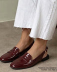 Flats vino de charol con antifaz en el empeine y pulsera ajustable para dama 